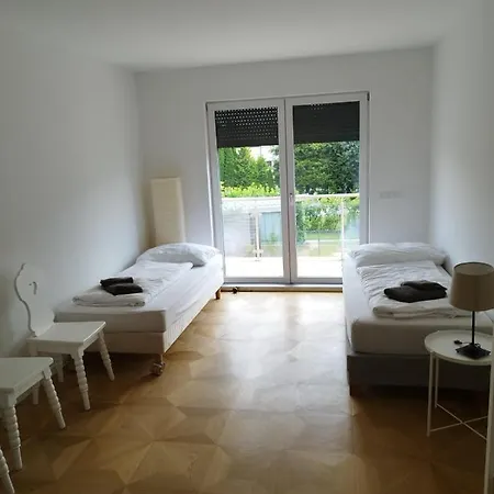 Haus Mit Garten Bei Wien Holiday home Langenzersdorf